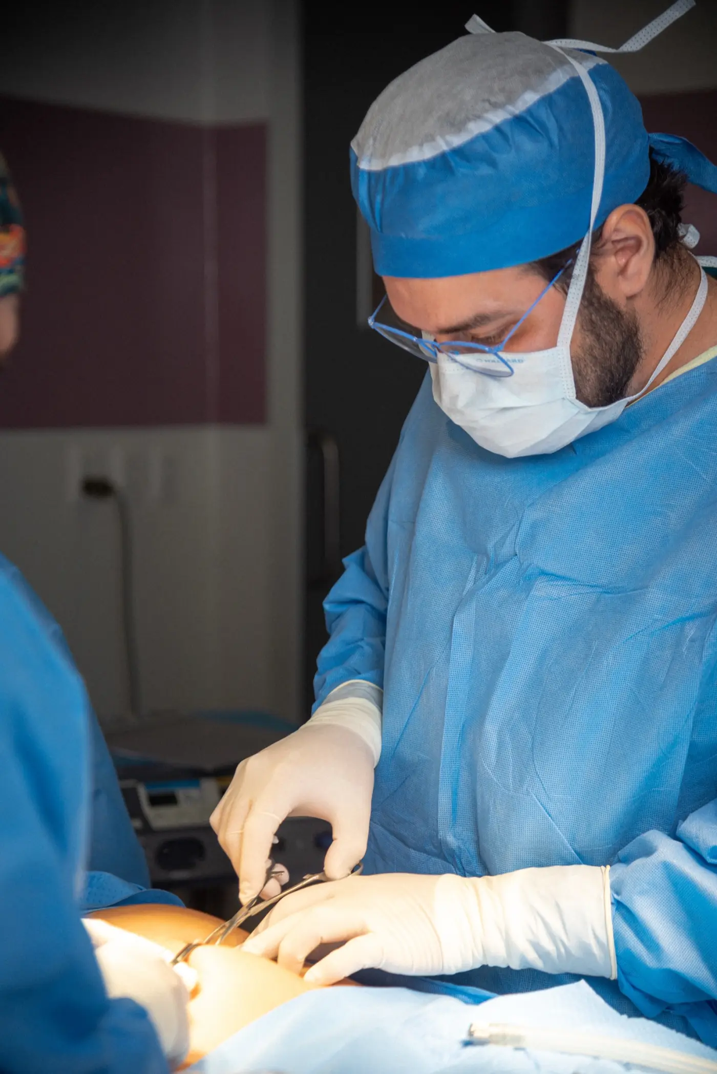 Reparación abierta de hernia de pared abdominal con malla