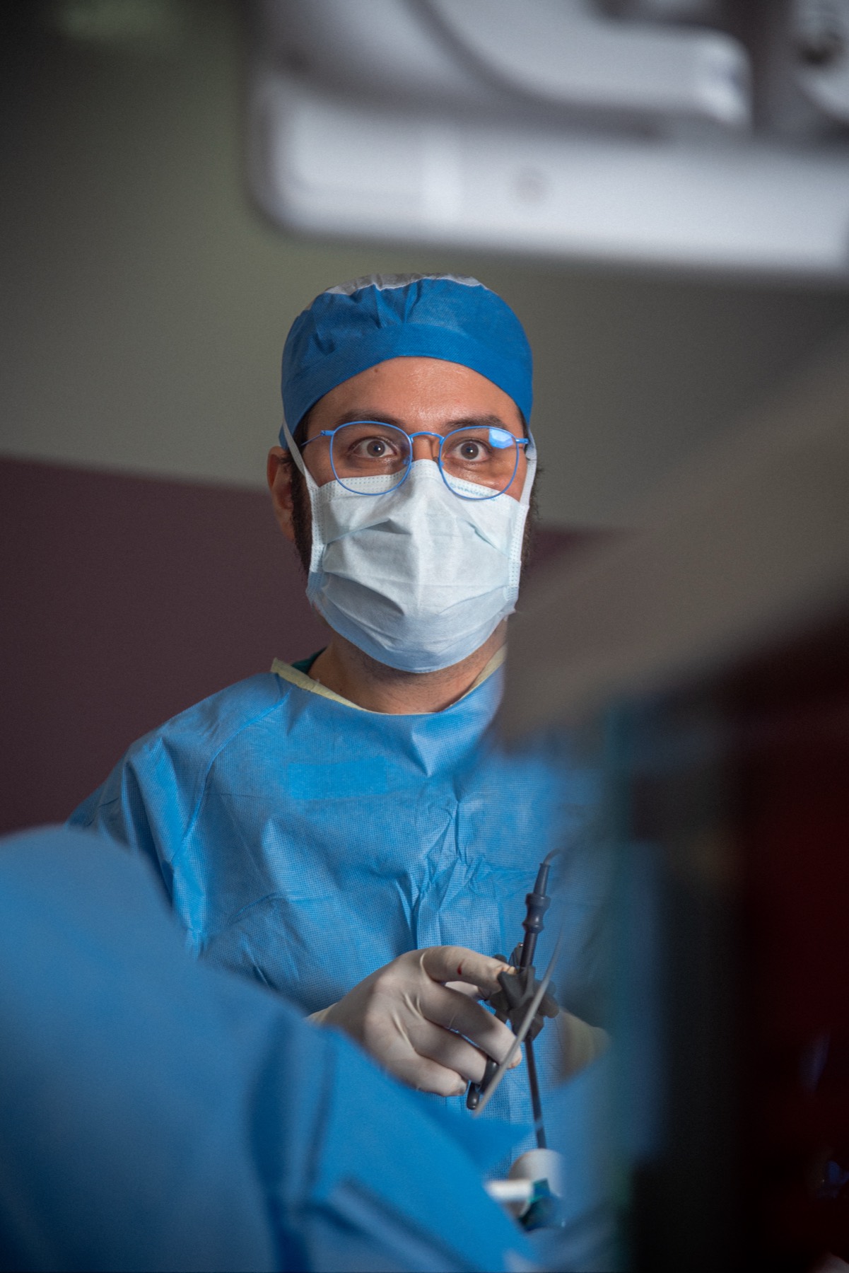 Dr. Edgar Núñez realizando cirugía laparoscópica de vesícula