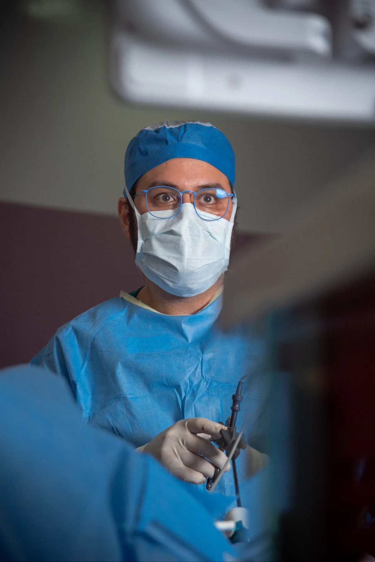 Dr. Edgar Núñez realizando cirugía laparoscópica de vesícula