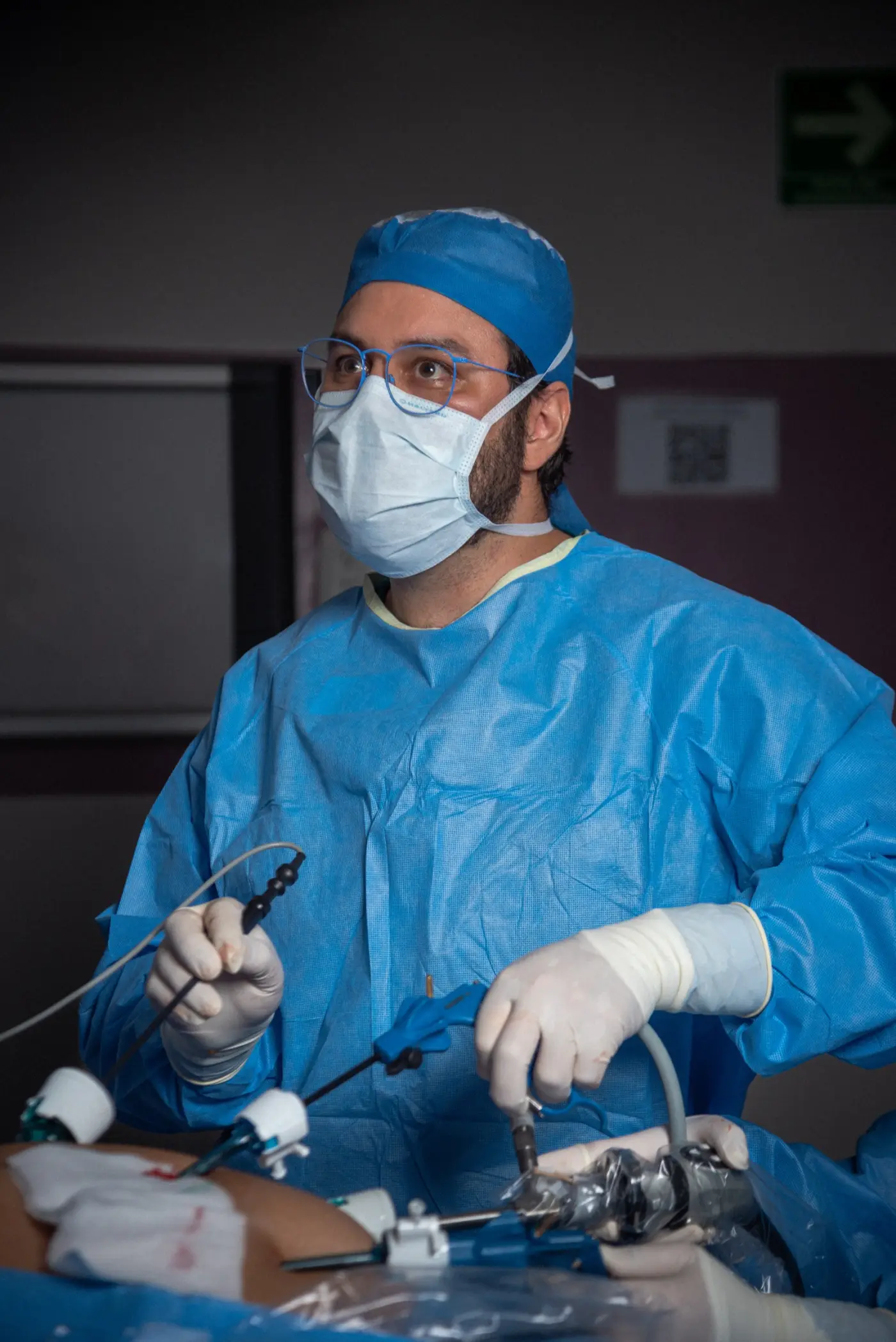 Reparación laparoscópica de hernia de pared abdominal con malla
